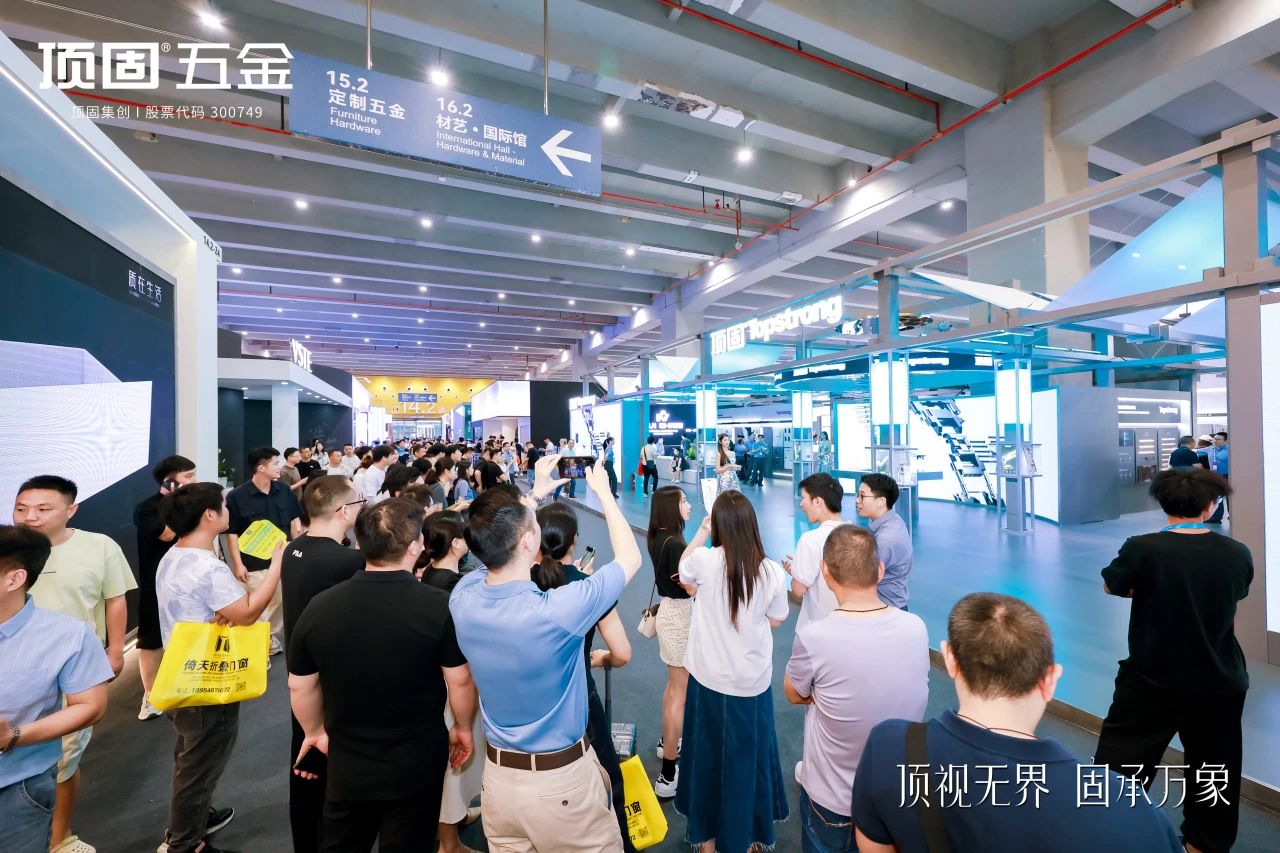 建博会首日盛况丨顶固五金全球联展第18站高燃启幕，创新五金系统解决方案再掀行业新浪潮！